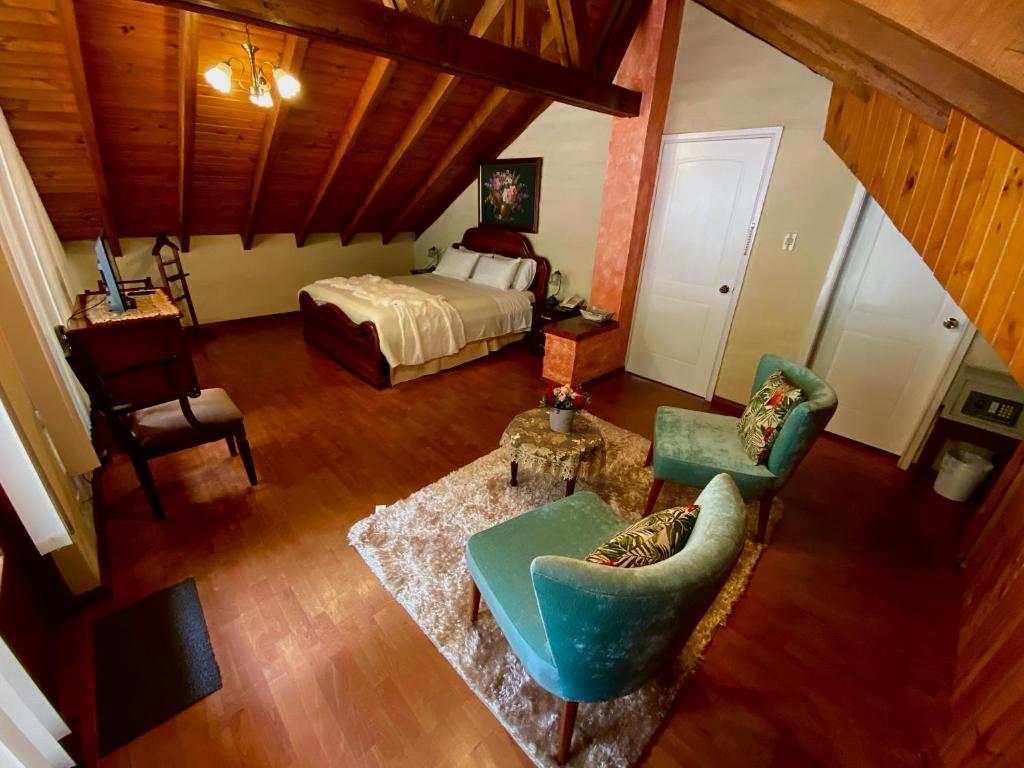 Hotel Volcano Baños في بانوس: اطلالة علوية لغرفة معيشة مع سرير