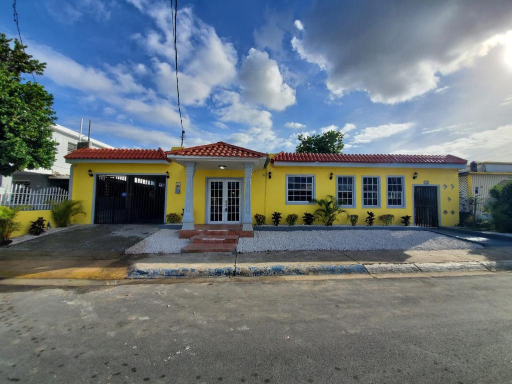 LARGE 8BR Sleeps 38 People with over 3000 SQ FT - Housity