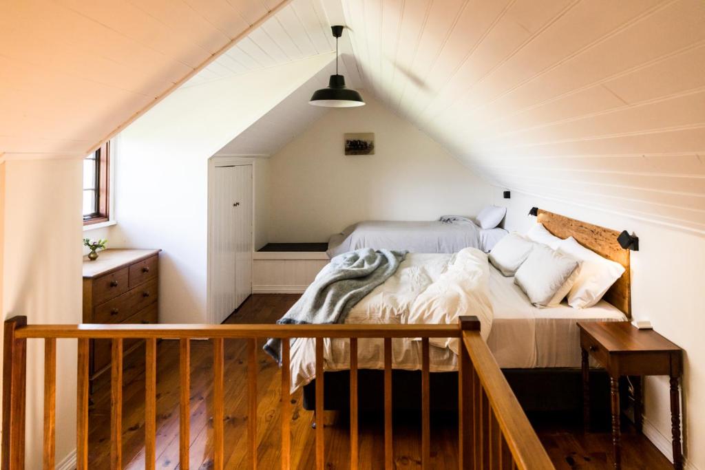 Tempat tidur dalam kamar di Daisy Bank Cottages