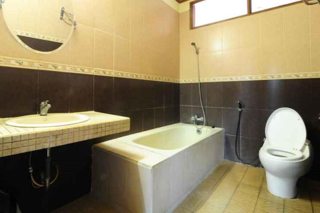 Vannituba majutusasutuses De'Qur Hotel Bandung