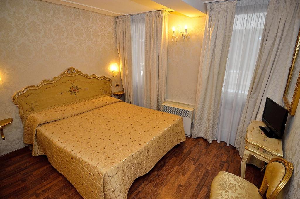 Postel nebo postele na pokoji v ubytování Hotel Noemi