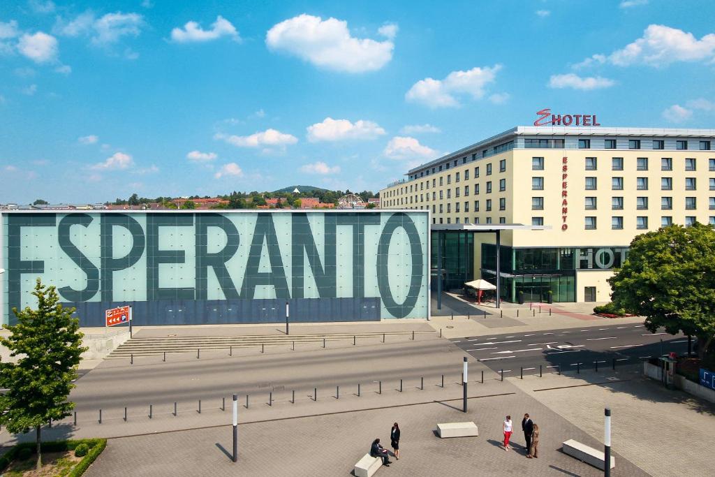 ein großes Schild auf einem Gebäude in einer Stadt in der Unterkunft Hotel ESPERANTO Kongress- und Kulturzentrum Fulda in Fulda