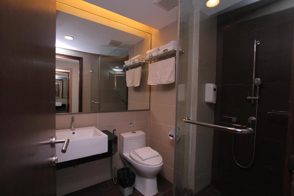 Likas Square - KK Apartment Suite - Sala Matrimoniali Con Vista Piscina
