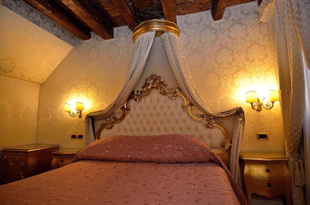 Postel nebo postele na pokoji v ubytování Hotel Noemi