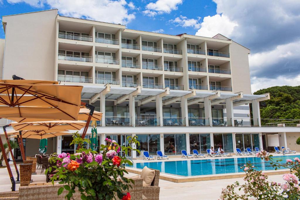 a hotel with a swimming pool and a resort at Hotel Princess in Bar