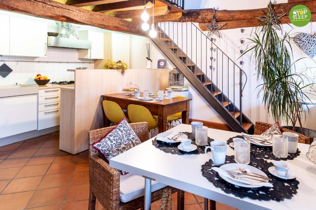 - une cuisine et une salle à manger avec une table et des chaises dans l'établissement Stop & Sleep Fagagna Apartment, à Fagagna