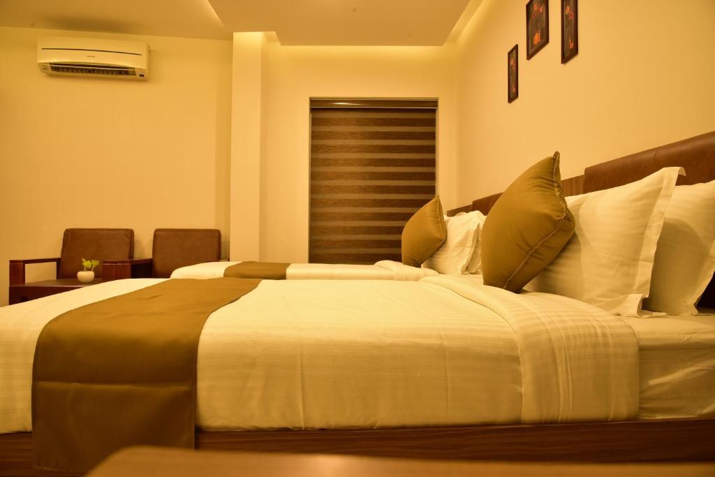 Postel nebo postele na pokoji v ubytování WHITE SUITE HOTEL