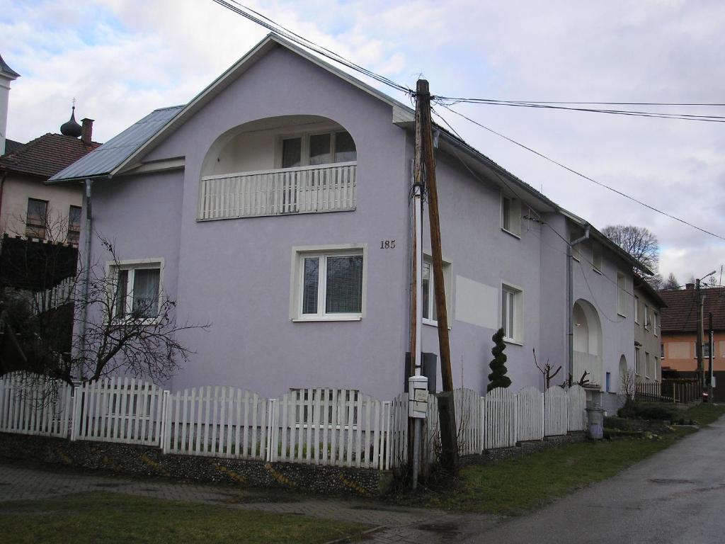 El edificio en el que está la habitación en casa particular