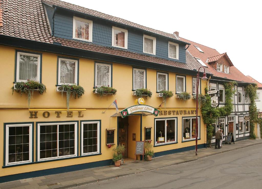 um hotel ao lado de uma rua em Hotel Goldener Löwe em Einbeck
