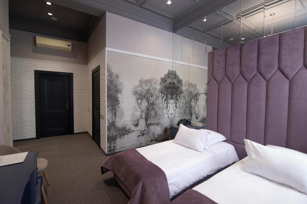 Shato Hotel tesisinde bir odada yatak veya yataklar