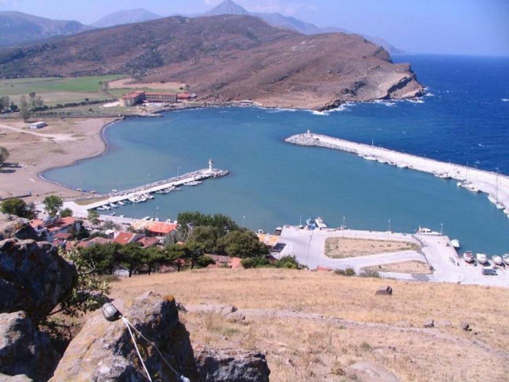 vistas a una masa de agua con muelle en Dogan Pension, en Gokceada Town