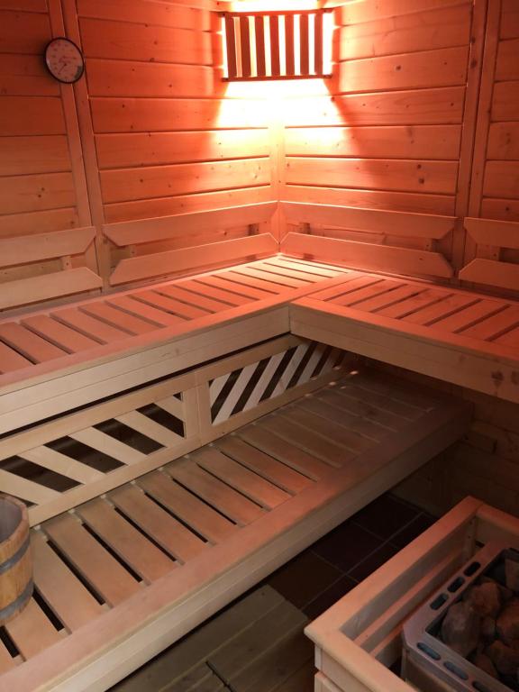 una sauna vacía con una luz encima en Darsskrabbe, en Prerow