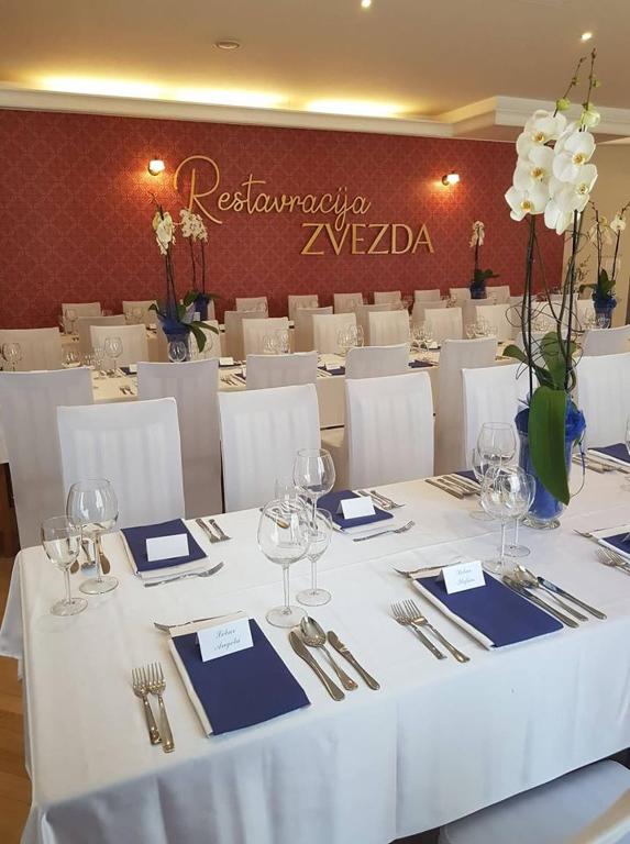 Restaurace v ubytování Hotel Zvezda