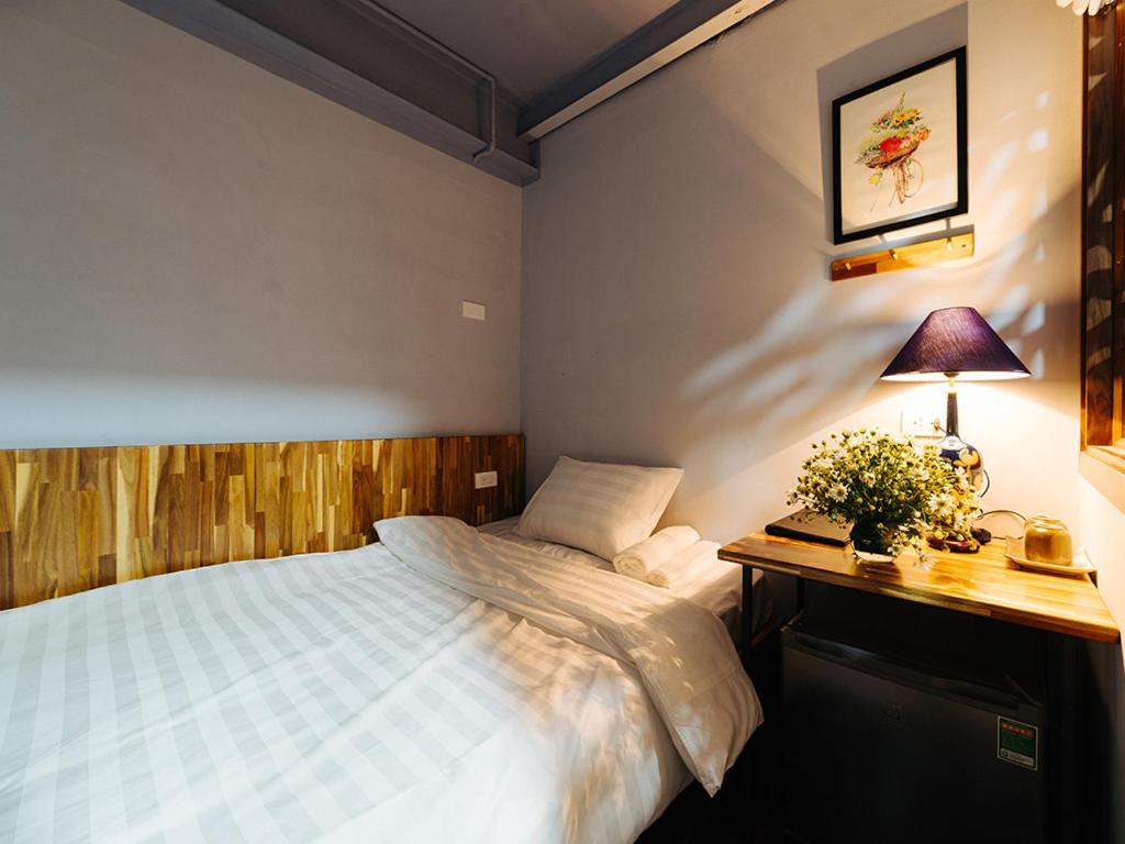 Postel nebo postele na pokoji v ubytování Ha Noi Re Hostel