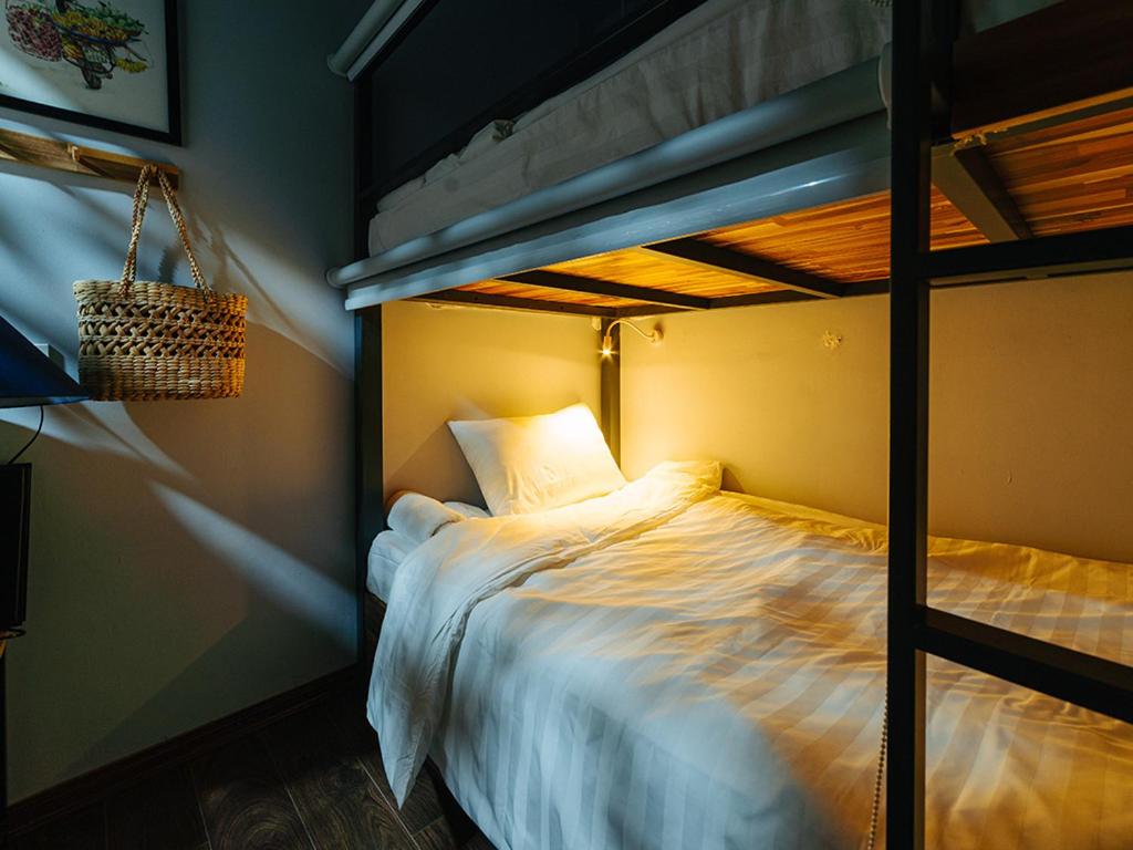 Postel nebo postele na pokoji v ubytování Ha Noi Re Hostel