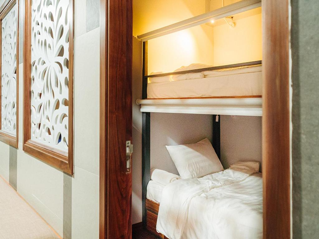 Postel nebo postele na pokoji v ubytování Ha Noi Re Hostel