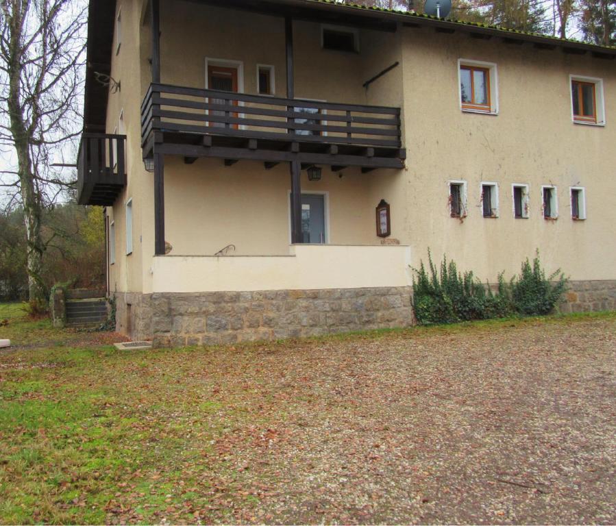 una casa con un balcón en el lateral. en Pension Jägerschenke, 