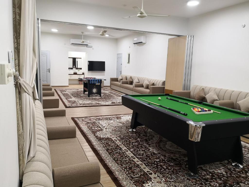 TV a/nebo společenská místnost v ubytování Al Massah Hostel إستراحة الماسة