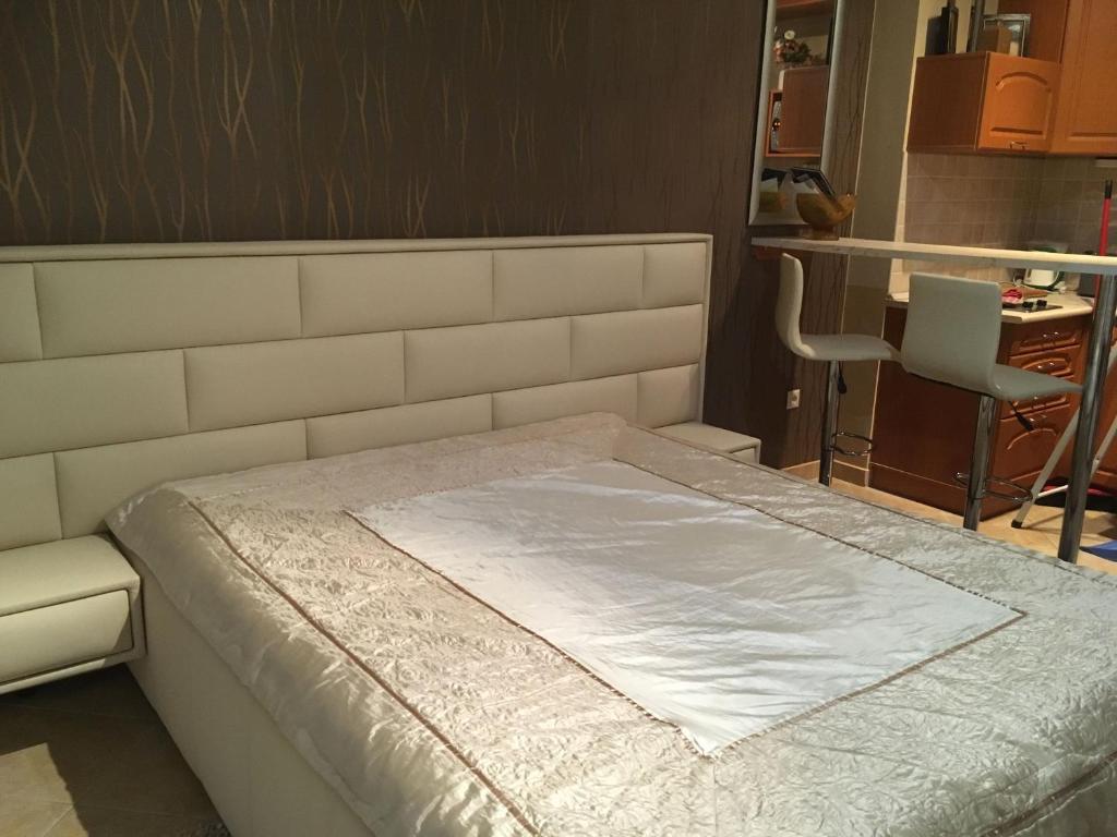 A bed or beds in a room at Emi apartman