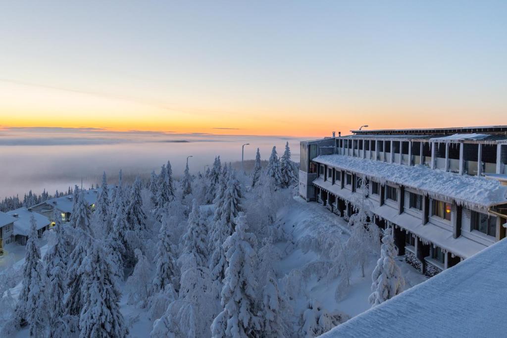 un hotel en la nieve con vistas a las montañas en Hotel Iso-Syöte, en Syöte