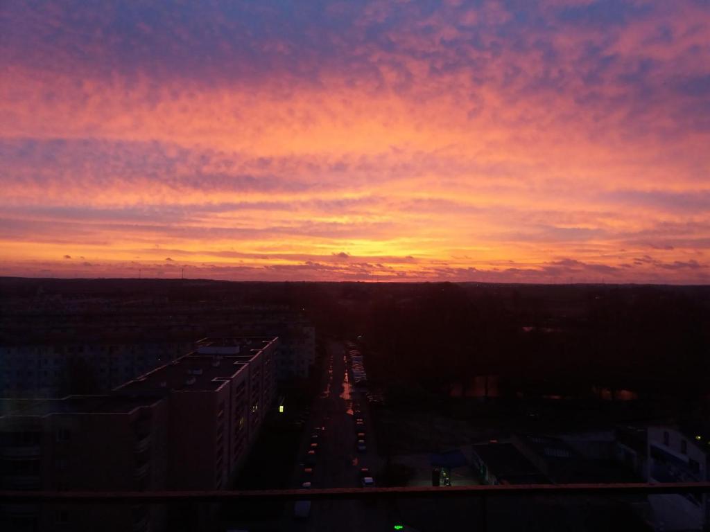 a sunset in a city with buildings and a sky at Centrum 9 in Kołobrzeg