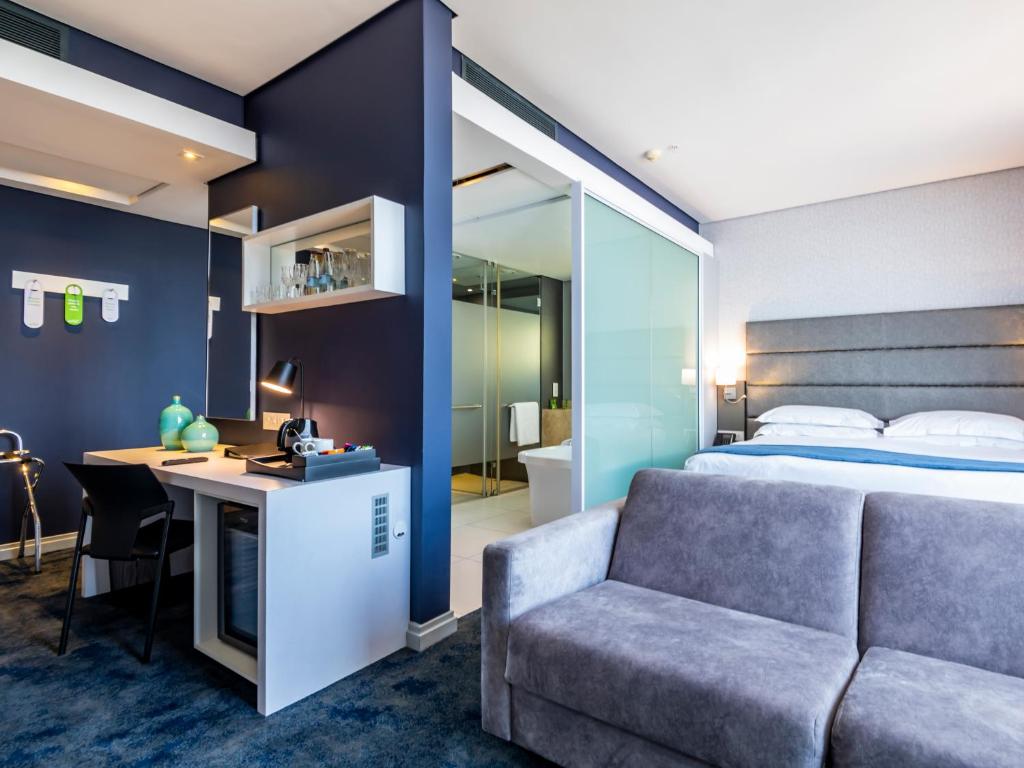 Postel nebo postele na pokoji v ubytování aha Gateway Hotel Umhlanga