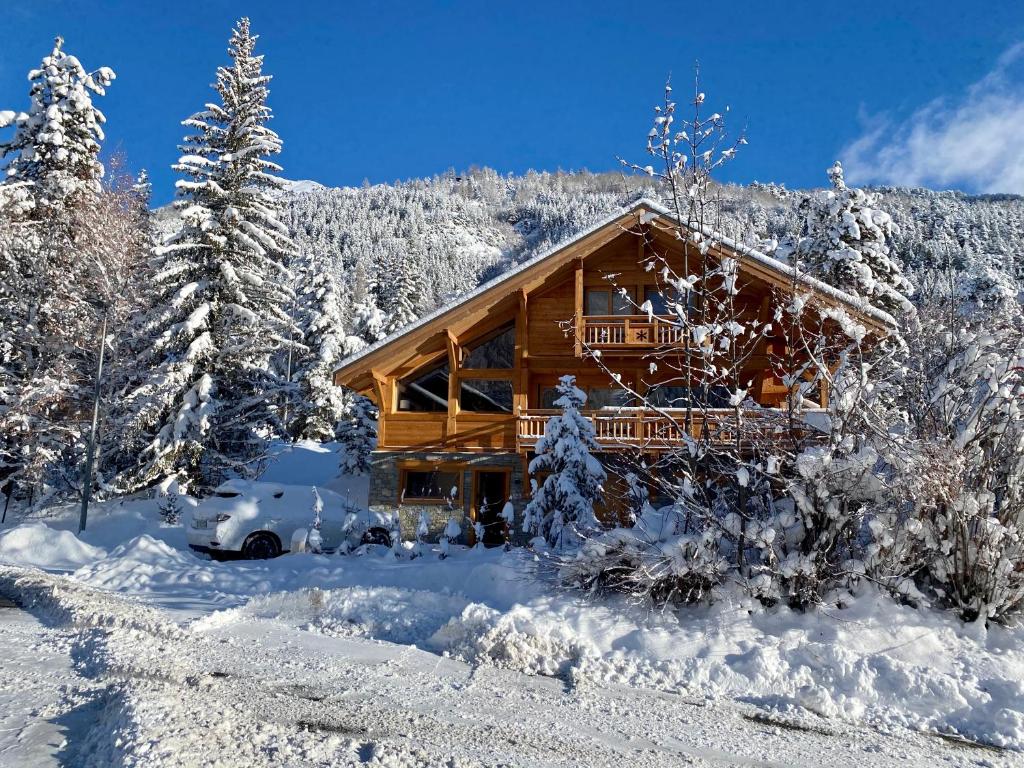 una baita di tronchi nella neve di Chalet "Le Lorgnon" a La Salle-les-Alpes