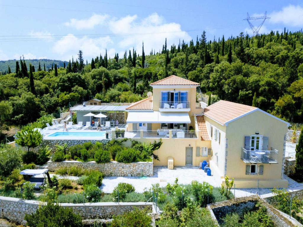 une villa avec une piscine et une maison dans l'établissement Villa Andromahi, à Fiskardho