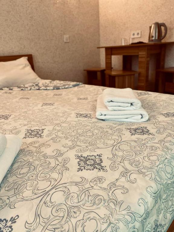 Postel nebo postele na pokoji v ubytování Zelenyi Kampus