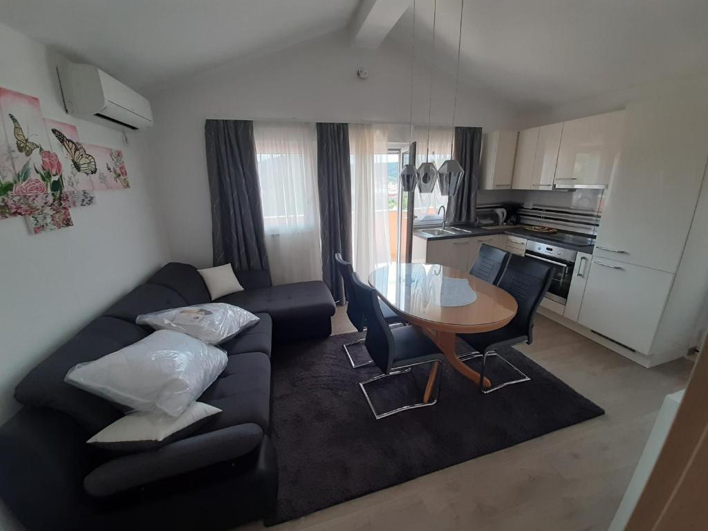 Posedenie v ubytovaní Apartments Diana Vinišće