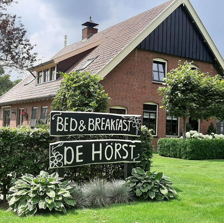 a sign in a yard in front of a house at De Hörst in Rossum