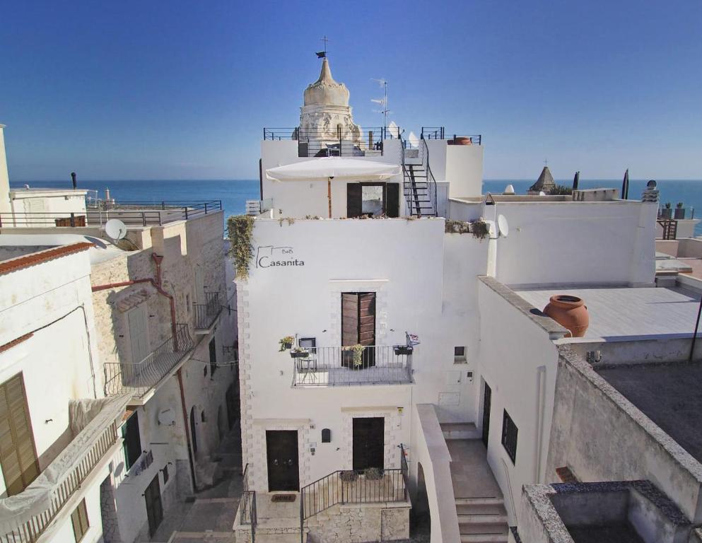 eine Luftansicht eines weißen Gebäudes mit einer Kirche in der Unterkunft B&B Casanita in Vieste