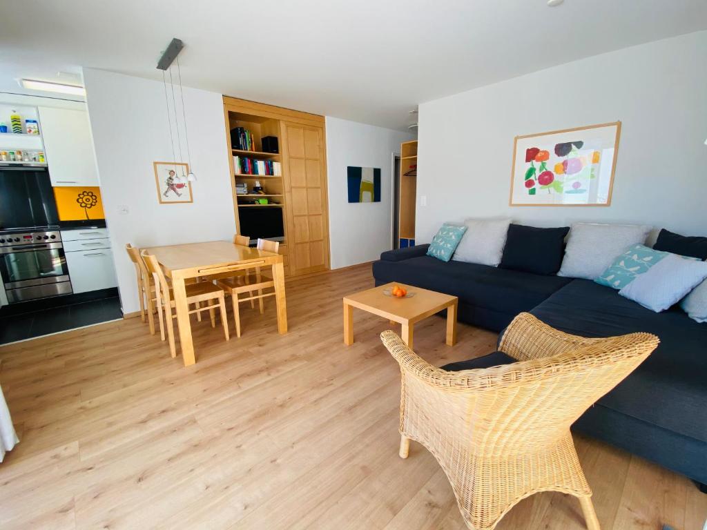 Posezení v ubytování Casa Zundregn - ein Bijou mit privater Terrasse und E-Mobility