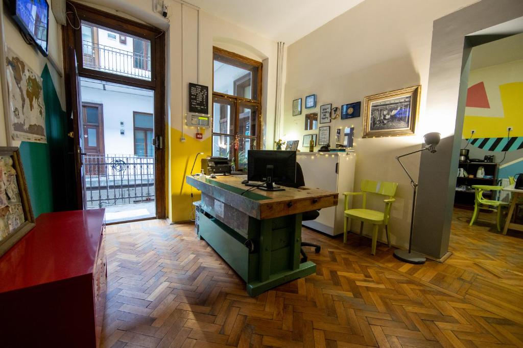 TV a/nebo společenská místnost v ubytování Hostel Cornel