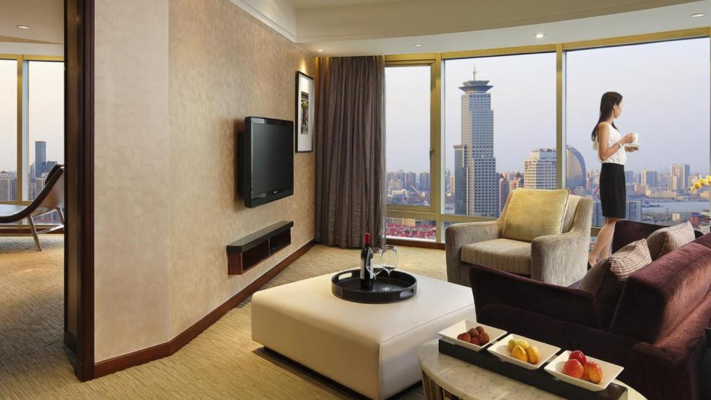 TV a/nebo společenská místnost v ubytování InterContinental Shanghai Pudong by IHG