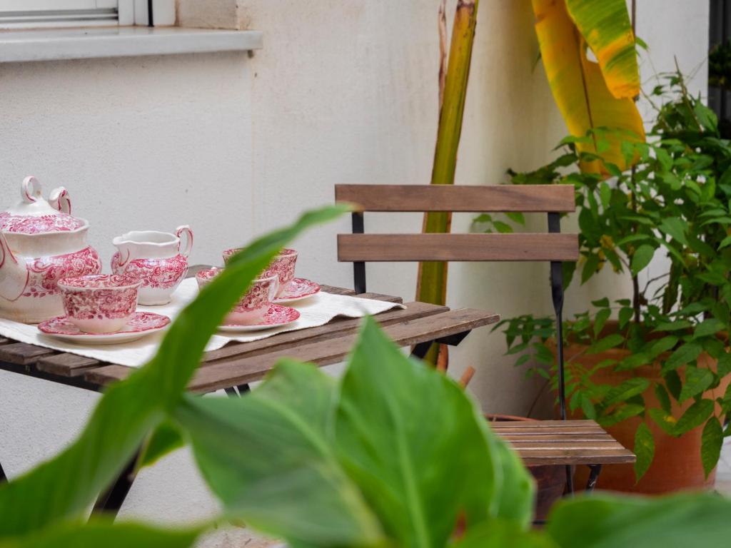 a table with three tea cups and saucers on it at Apartamento Daoiz in Seville