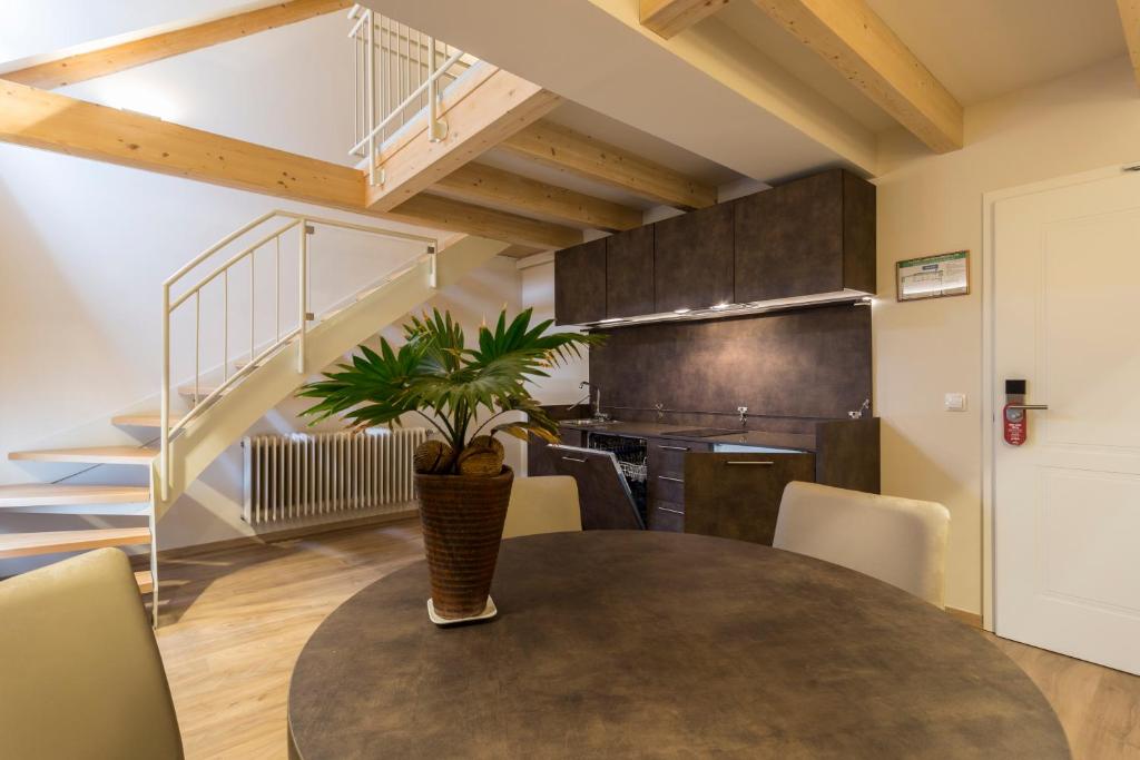 une cuisine et une salle à manger avec une table et une plante dans l'établissement Hotel-Jakobslust, à Grünstadt