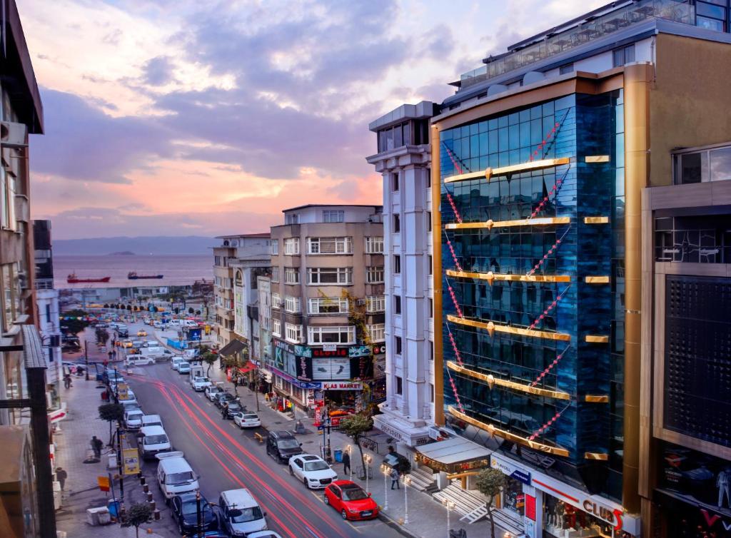 - une vue sur une rue de la ville avec des bâtiments dans l'établissement Hotel Ephesus Istanbul, à Istanbul