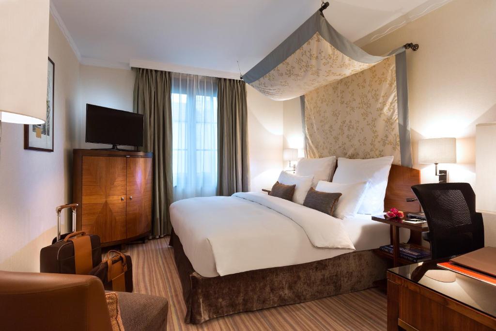 Postel nebo postele na pokoji v ubytování Warwick Grand-Place Brussels