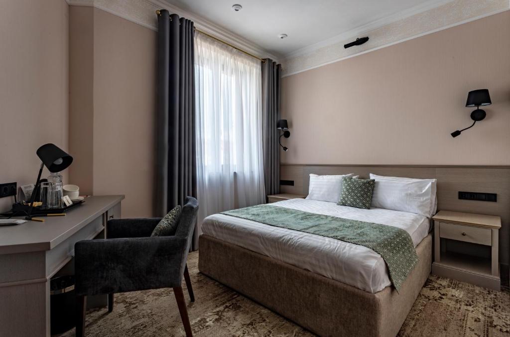 Postel nebo postele na pokoji v ubytování Ayvazovsky Hotel