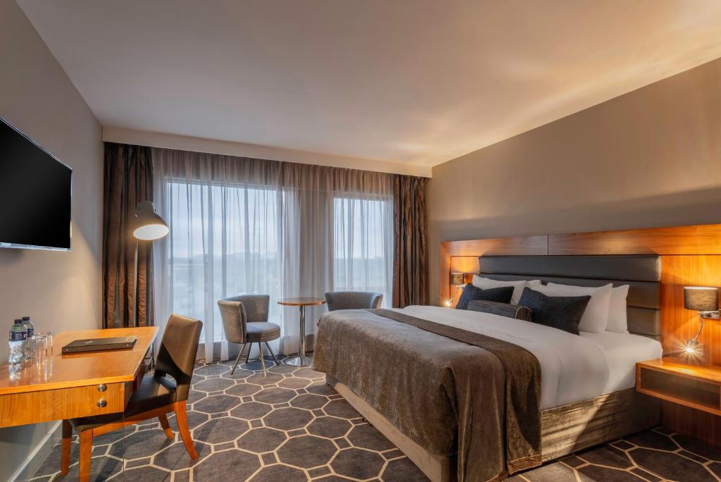 Postel nebo postele na pokoji v ubytování Athlone Springs Hotel