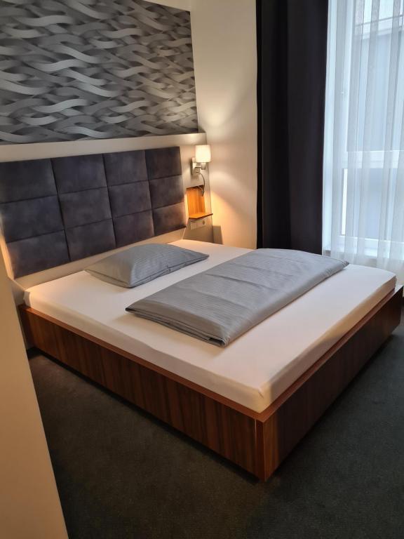 Postel nebo postele na pokoji v ubytování Hotel Starton am Ingolstadt Village