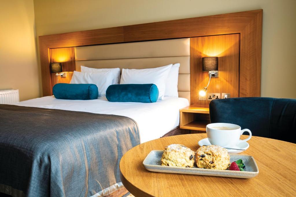 Postel nebo postele na pokoji v ubytování Athlone Springs Hotel