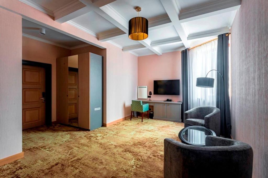 TV a/nebo společenská místnost v ubytování Ayvazovsky Hotel