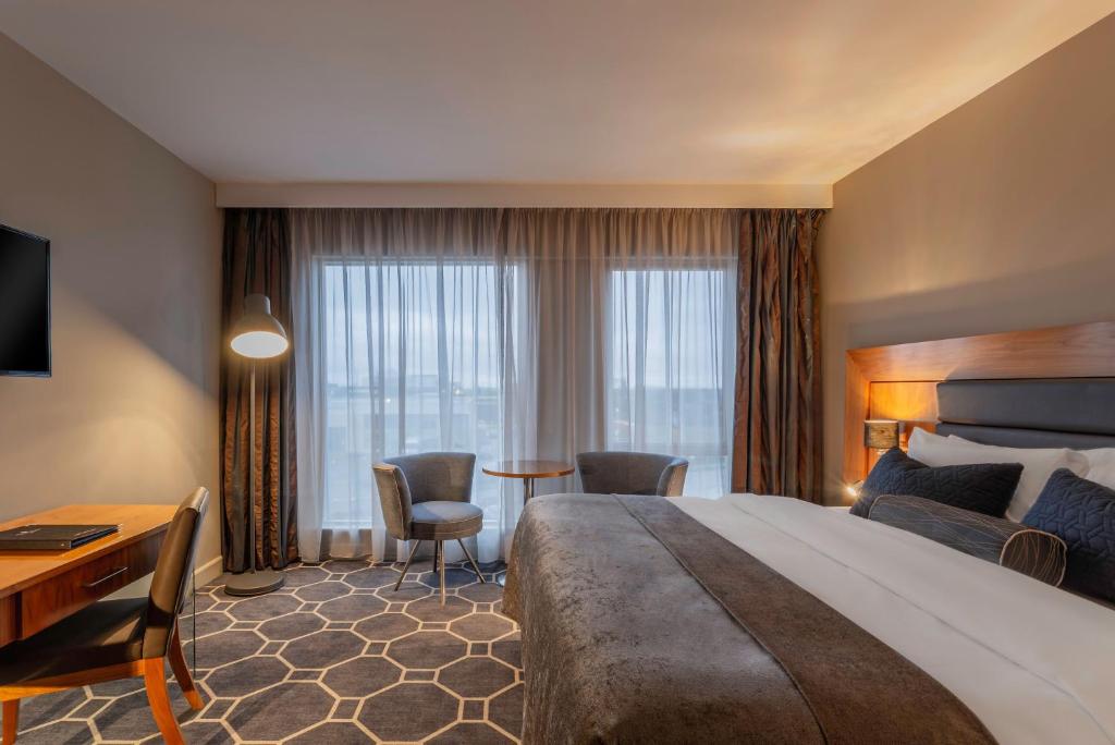 Postel nebo postele na pokoji v ubytování Athlone Springs Hotel