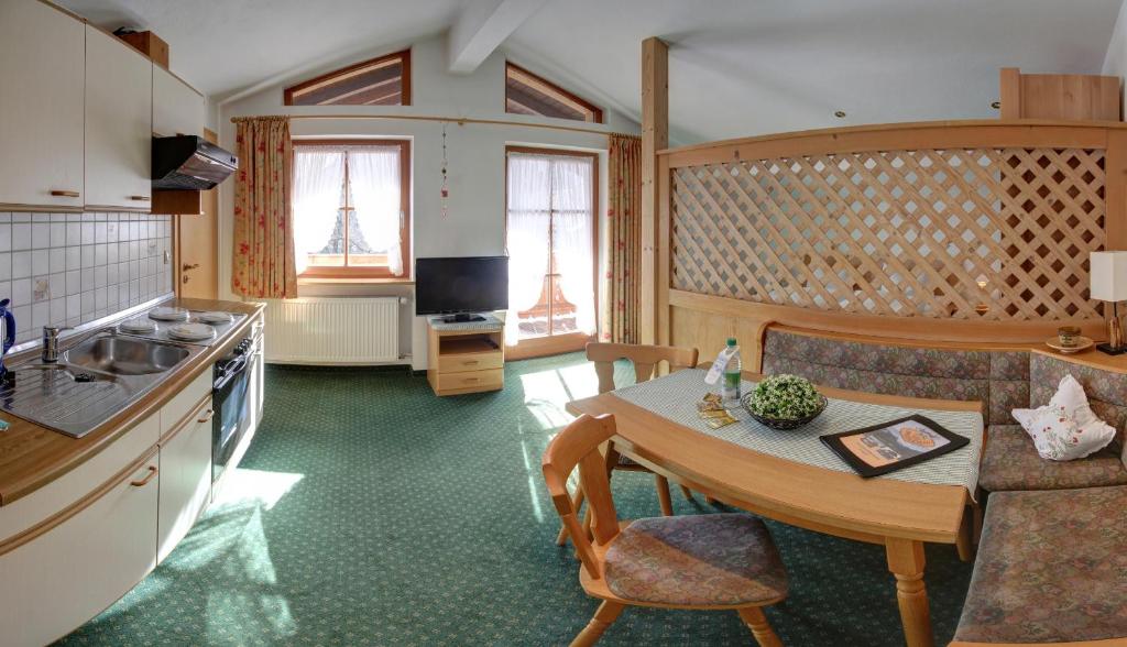 Kuchyň nebo kuchyňský kout v ubytování Gasthof-Metzgerei Hirschbichler - Chiemgau Karte