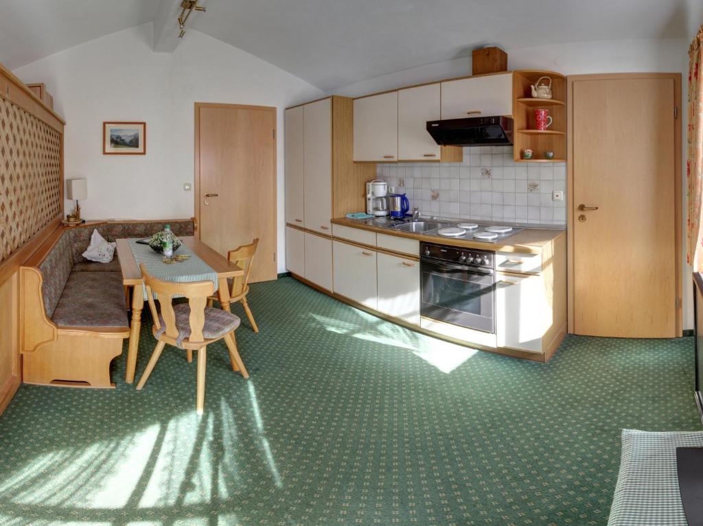 Kuchyň nebo kuchyňský kout v ubytování Gasthof-Metzgerei Hirschbichler - Chiemgau Karte