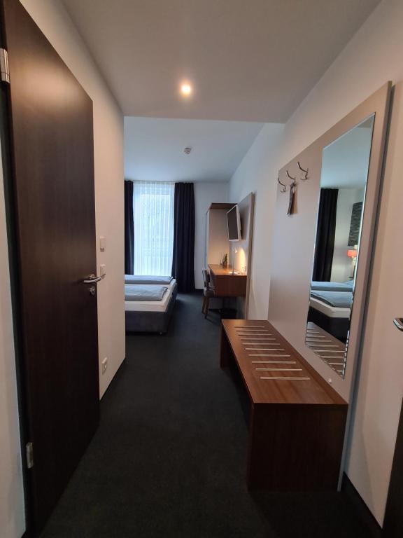 Postel nebo postele na pokoji v ubytování Hotel Starton am Ingolstadt Village