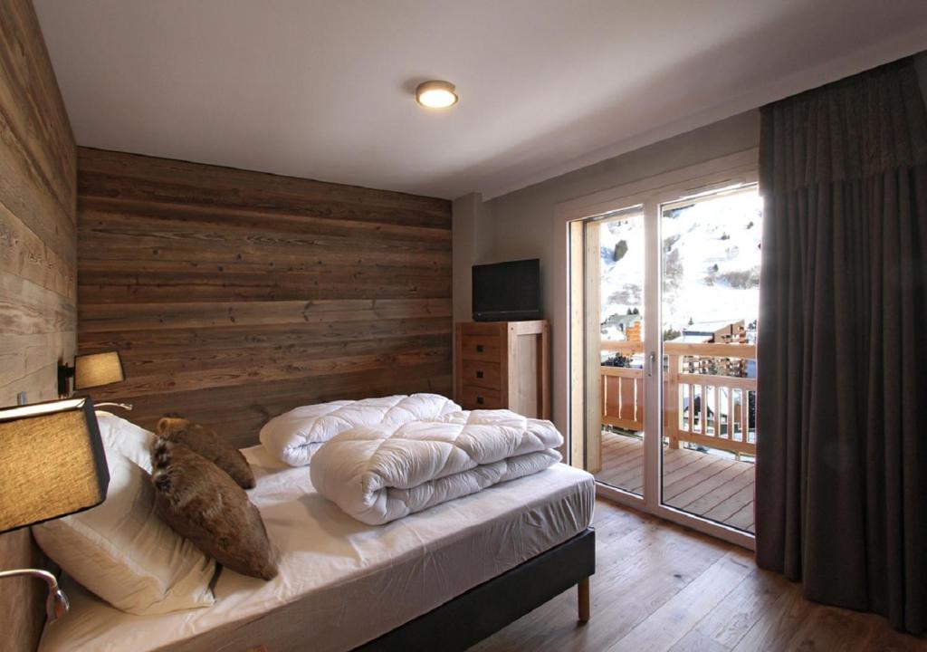Postel nebo postele na pokoji v ubytování SUNWEB - Les Chalets Grizzly