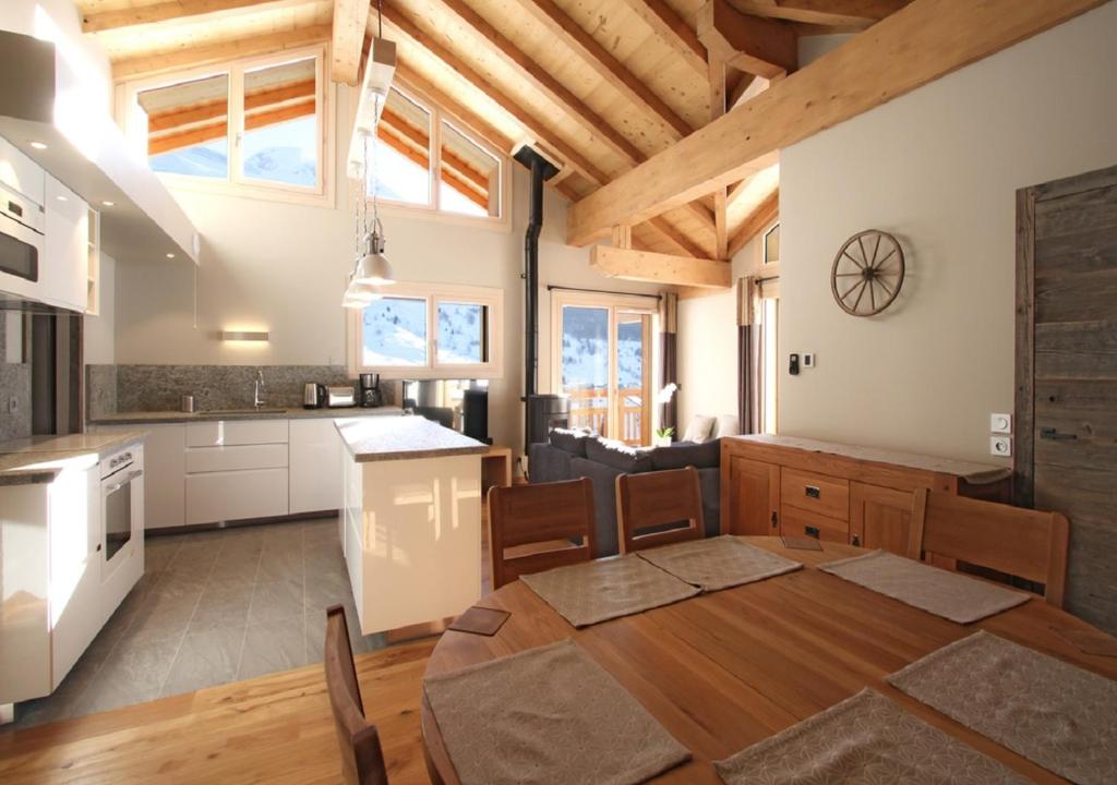 Kuchyň nebo kuchyňský kout v ubytování SUNWEB - Les Chalets Grizzly